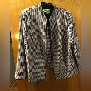 Light pink and black houndstooth pattern blazer.